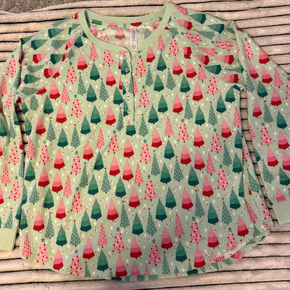 Women's Festive Tree Pattern Pajama Set - Picture 2 of 10